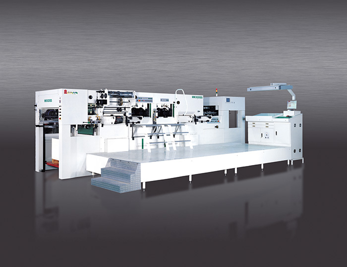 MK 920SS雙機(jī)組燙金機(jī)
技術(shù)描述：雙機(jī)組整機(jī)設(shè)計(jì)技術(shù)
雙機(jī)組專利技術(shù)，一次走紙完成多次燙金，成為煙包經(jīng)典。